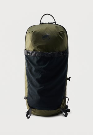 Õlivihre ja must kerge seljakott, millel on pealmine sang, esiküljel tõmblukuga tasku ja reguleeritavad rihmad, valgel taustal.