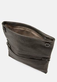 Szara skórzana torba na ramię z zamkiem błyskawicznym, teksturowana powierzchnia i zewnętrzna kieszeń na zamek. Wnętrze wyłożone gładkim, neutralnym materiałem.