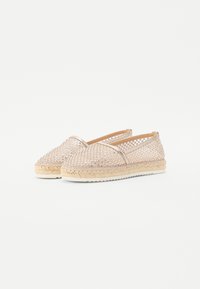 Lys rosa vevde espadriller med et nett-design, som har en flettet jute-såle og dekorative metalliske detaljer langs kantene.