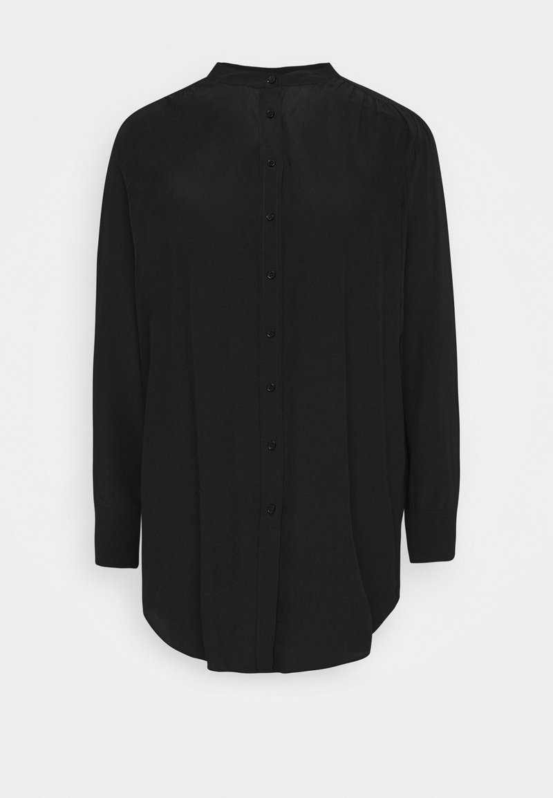 Blouse noire à manches longues avec fermeture boutonnée dans le dos et ourlet arrondi, présentée sur un fond blanc uni.