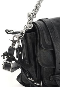 Bolso de mano de cuero negro con acabado texturizado, detalles de cadena plateada y correa ajustable. Presenta herrajes metálicos y un diseño en capas.