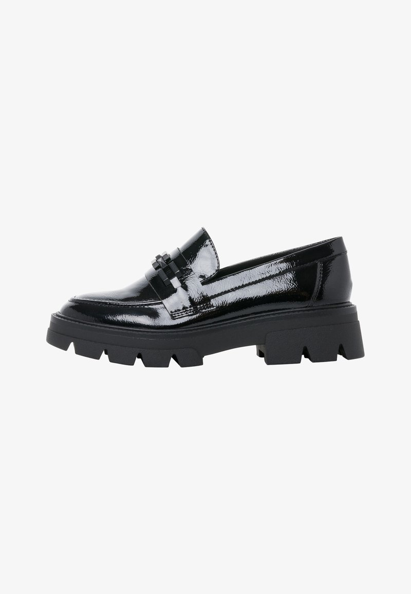Mocassin en cuir vernis noir avec semelle à crampons épaisse et bride décorative sur le dessus, vu du côté gauche.