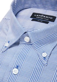 Niebieska i biała koszula w kratę z kołnierzykiem zapinanym na guziki, z małymi białymi guzikami i miękką fakturą. Metka z napisem "LANCERTO Comfort Plus."