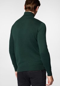 Zielony sweter z golfem wykonany z dzianiny, z długimi rękawami, ściągaczem na dole i dopasowanym krojem.
