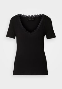 T-shirt nero a maniche corte con scollatura a V profonda e bordo in pizzo ondulato. Tessuto morbido con silhouette aderente e texture liscia.