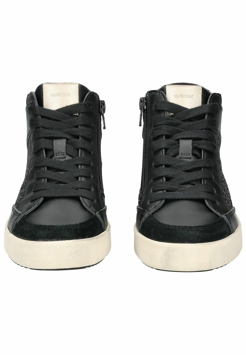 Zapatillas altas negras con una combinación de cuero y malla, con cordones, cremalleras laterales y una suela de goma blanca.