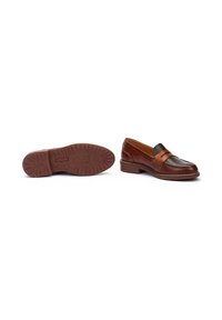 Mocasines de cuero marrón con un acento en color beige, que presentan una correa ancha y una suela texturizada. Acabado suave en la parte superior y construcción robusta.