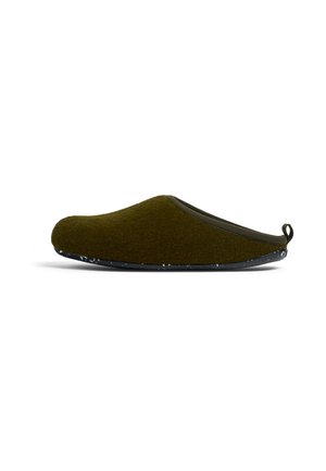 Zapatilla verde de fieltro con forma redondeada, borde oscuro, superficie texturizada y una pestaña en la parte posterior. La suela presenta un diseño moteado.