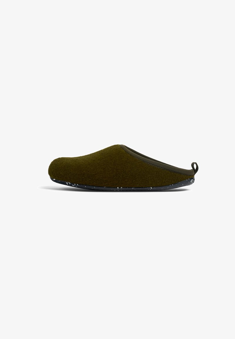 Grön filttoffel med rundad form, mörk kant, strukturerad yta och en uppdragning baktill. Sulan har en fläckig design.