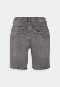 Harmaat farkkushortsit, joissa on käännetty helma, kaksi takataskua ja ruskea nahkaväri vyötäröllä. Sileä pinta, jossa on hieno haalistus.