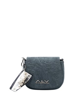 Compatta borsa a tracolla blu scuro con motivi a rilievo a tema viaggi, logo argento "ALV by Alviero Martini" e portachiavi con passaggio aereo allegato.