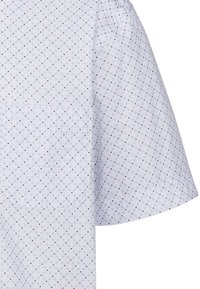 Camicia a maniche corte in tessuto azzurro chiaro con un motivo a diamante, dettagli rossi e blu, e una tasca sul lato sinistro.