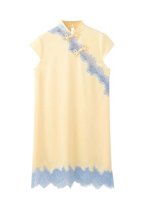 Vestido sin mangas de color amarillo pálido con ribete de encaje azul en la parte inferior y un panel diagonal de encaje con dos nudos decorativos cerca del cuello.