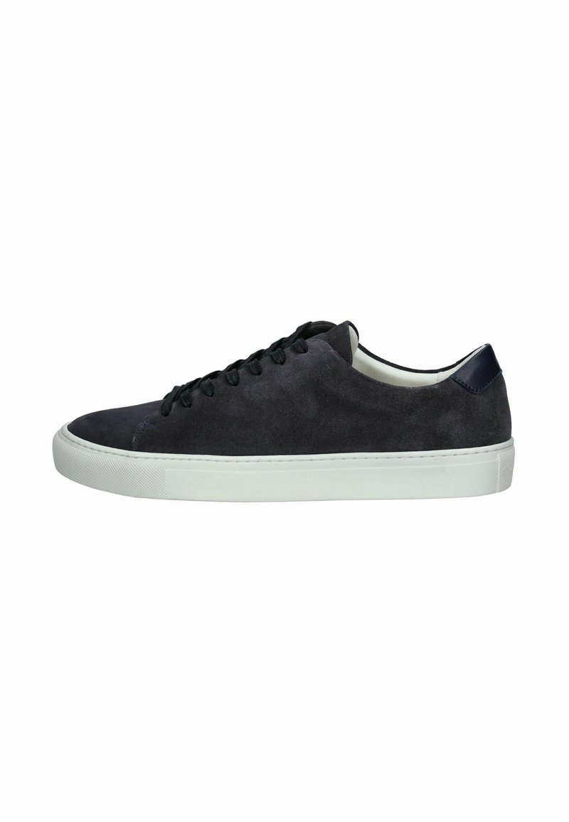Dunkelgraue Wildledersneaker mit schwarzen Schnürsenkeln, weißer Gummisohle und einem marineblauen Akzent an der Ferse. Glatte Textur und abgerundete Form.
