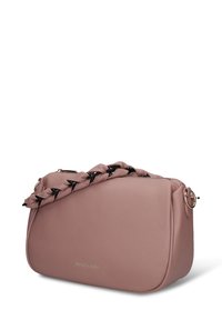 Roze leren handtas met een gevlochten zwarte band, afgeronde vorm, zijrits en subtiel merkdetail aan de voorkant.