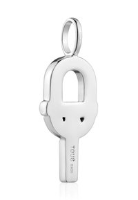 Silberner, schlüssel-förmiger Anhänger mit einer Öse für eine Kette, auf dem Schlüsselgriff mit "TOUS S925" graviert.