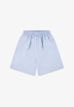 Gaiši zilas sporta šortas ar elastīgu jostu, saiti un mazu baltu logo kreisajā pusē. Gluda auduma tekstūra.