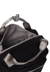 Bolsa de tela negra con un zipper gris, un forro interior suave y un bolsillo con zipper en el interior. Incluye dos asas de transporte grises.