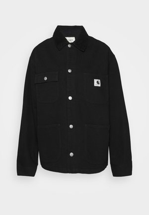 Černá bunda vyrobená z odolné látky, s límečkem, druky, dvěma náprsními kapsami a logem na levé kapsy.