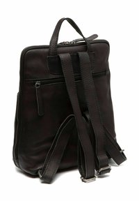 Zaino in pelle nera con una texture liscia, dotato di manico superiore, spallacci regolabili e una tasca con zip sul fronte. Dettaglio con zip lungo la parte superiore.