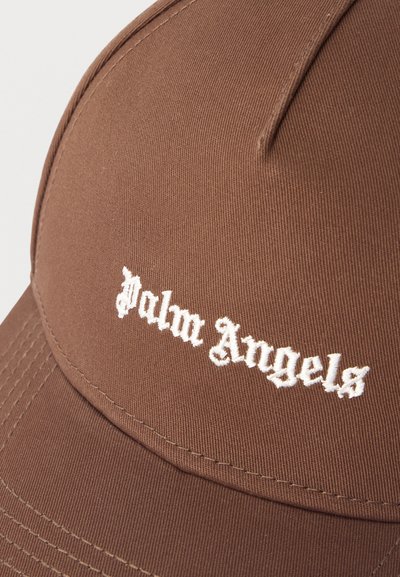 Καφέ καπέλο μπέιζμπολ με λευκή κεντημένη επιγραφή «Palm Angels» σε γραμματοσειρά Old English στην μπροστινή πλευρά.