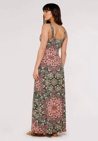 Maxikleid mit tailliertem Oberteil, breiten Trägern und einem mehrfarbigen floralen Mandala-Muster auf einem dunkelgrünen Hintergrund, weicher Stofftextur.