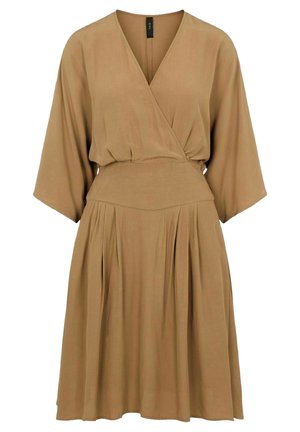 Wickelkleid aus hellbraunem Stoff, mit V-Ausschnitt, ¾-Ärmeln, tailliertem Schnitt und gefaltetem Rock. Weiche, glatte Textur.