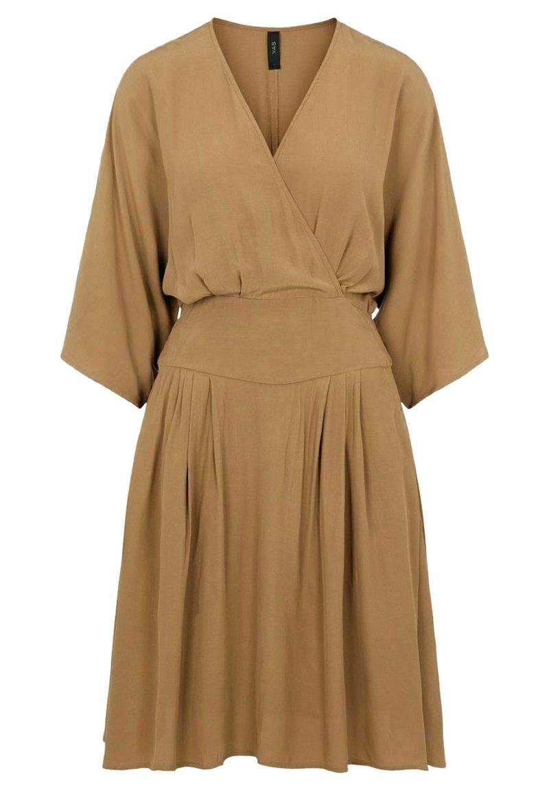 Wickelkleid aus hellbraunem Stoff, mit V-Ausschnitt, ¾-Ärmeln, tailliertem Schnitt und gefaltetem Rock. Weiche, glatte Textur.
