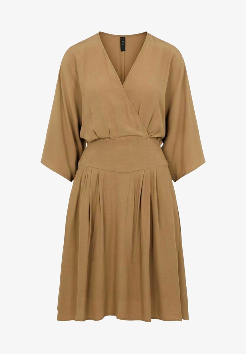 Vestido envolvente de tela marrón claro, con escote en V, mangas de ¾, cintura entallada y falda plisada. Textura suave y lisa.