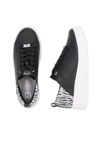 Sneakers in pelle nera con suole in gomma bianca, caratterizzati da un design a motivo zebra sul retro e una parte anteriore con lacci e dettagli metallici.