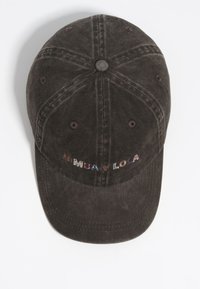 Gorra de béisbol de algodón marrón oscuro con visera curva y texto bordado "BIMBA Y LOLA" en la parte frontal. Presenta paneles cosidos y ojales.