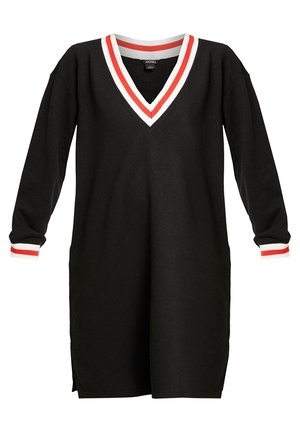 Vestido negro de manga larga con cuello en V, con ribete de rayas blancas y rojas en el escote y los puños de las mangas.
