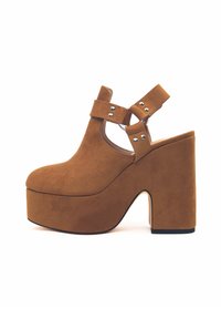 Scarpe con tacco alto in suede marrone, con plateau, tacco a blocco spesso, cinture alla caviglia e dettagli in metallo circolare. Texture liscia e design della punta arrotondata.