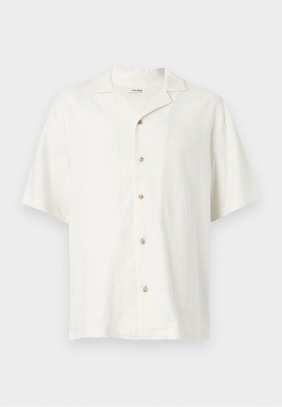 Λευκό πουκάμισο με κοντά μανίκια, γιακά τύπου κάμπινγκ και πέντε μπεζ κουμπιά στο κέντρο μπροστά.