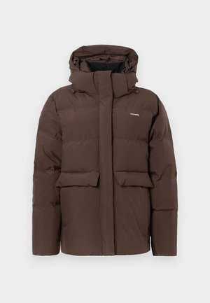 Brun pufferjacka med huva, två framfickor, dragkedjestängning fram och elastiska muddar. Slät textur med synlig vaddering.