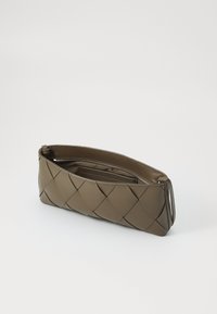 Calvin Klein ELONGATED SHOULDER BAG - Håndveske - teak
