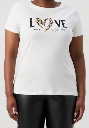 Biała koszulka z krótkim rękawem z napisem „LOVE” i sercem w panterkę, wykonana z gładkiej bawełny, z okrągłym dekoltem i luźnym fasonem.