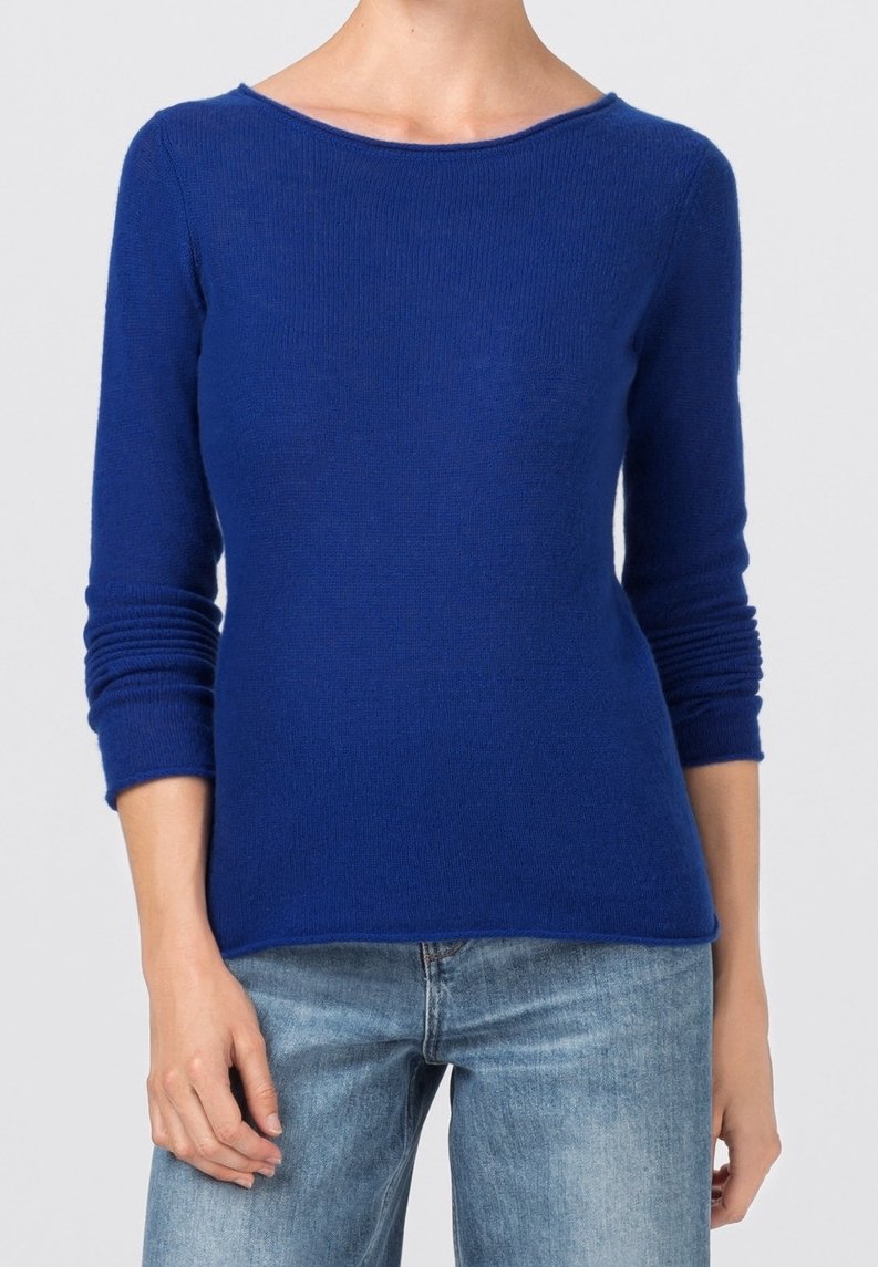 Pull en tricot bleu avec un col bateau, des manches longues et des poignets côtelés, présentant une texture lisse et une coupe ajustée.