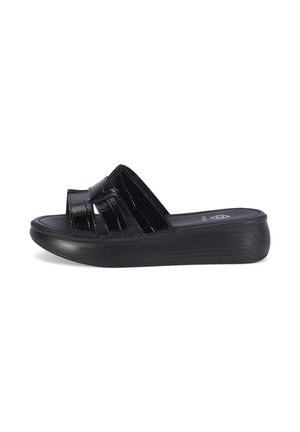 Zwarte open teen slidesandaal met brede, glanzende banden en een dikke, gevormde zool voor extra hoogte en comfort.