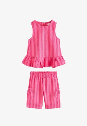 Dekliška brezrokavna roza majica z rdečimi črtami, z volančkom na spodnjem robu, in ujemajoče se kratke hlače z elastičnim pasom ter bočnimi žepi.