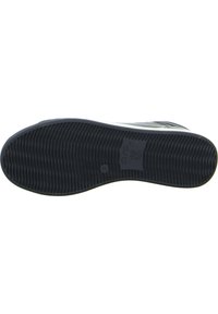 Schwarze Gummisohle mit strukturierten Rillen, beschriftet mit "ara High Soft", die eine konturierte Form für Grip und Unterstützung aufweist.