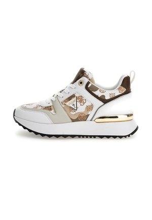 Sneaker bianca con accenti marroni e dorati, dotata di un pannello laterale decorato, chiusura con lacci e suola spessa e testurizzata.