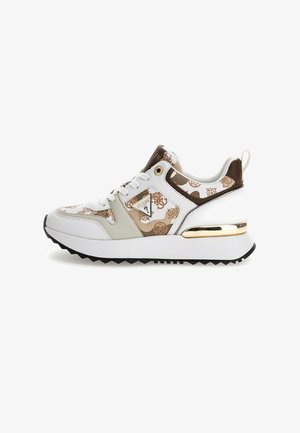Sneaker bianca con accenti marroni e dorati, dotata di un pannello laterale decorato, chiusura con lacci e suola spessa e testurizzata.