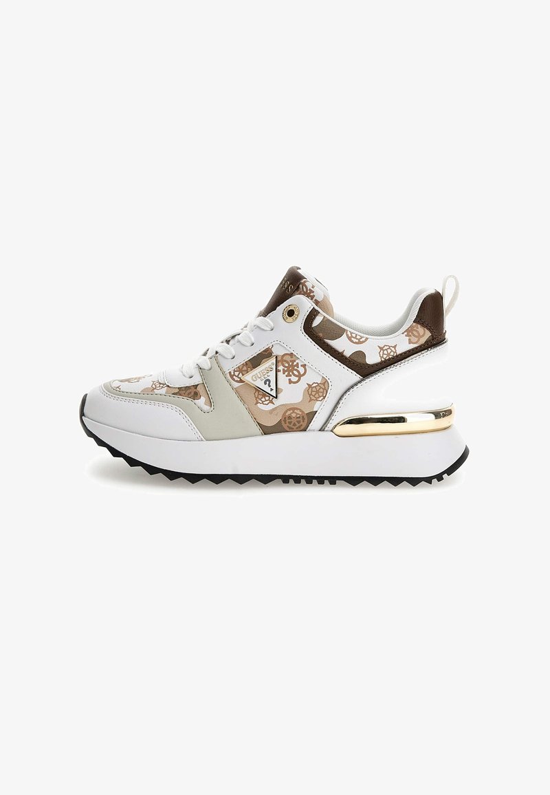 Sneaker bianca con accenti marroni e dorati, dotata di un pannello laterale decorato, chiusura con lacci e suola spessa e testurizzata.