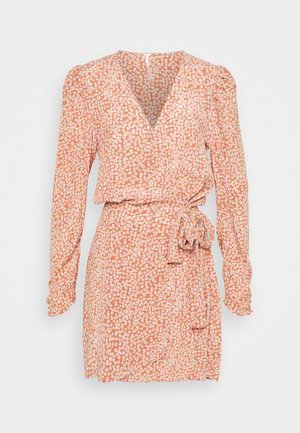 Robe portefeuille florale en corail avec manches longues, décolleté en V et ceinture à nouer. Fabriquée dans un tissu léger, elle présente un motif de fleurs blanches dispersées.
