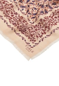 Silk tørklæde i lys fersken med indviklede burgunder og blå paisley mønstre. Kanterne har fine frynser og branding i hjørnet.