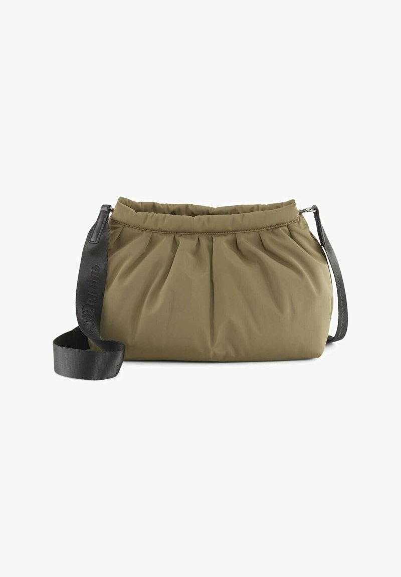 Beige-Handtasche mit gerafftem Design und einem schwarzen verstellbaren Tragegurt, die auf einem weißen Hintergrund liegt.