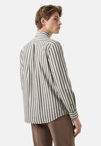 Overhemd met knopen, met verticale grijze en crèmekleurige strepen, lange mouwen, een rechte kraag en een afgeronde zoom, gemaakt van lichtgewicht stof.