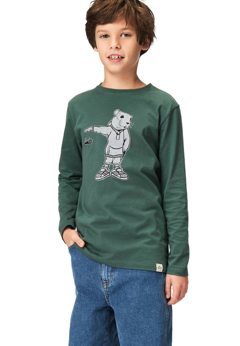 Vihreä pitkähiainen t-paita, joka on valmistettu puuvillasta ja siinä on painettu karhukuva. Yhdistetty sinisiin farkkuihin, jotka näyttävät rentoa istuvuutta ja muotoilua.