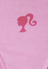 Rosa Stoff mit glatter Textur, auf dem im dunkleren Rosaton die Silhouette eines Kopfes mit einem Pferdeschwanz abgebildet ist.